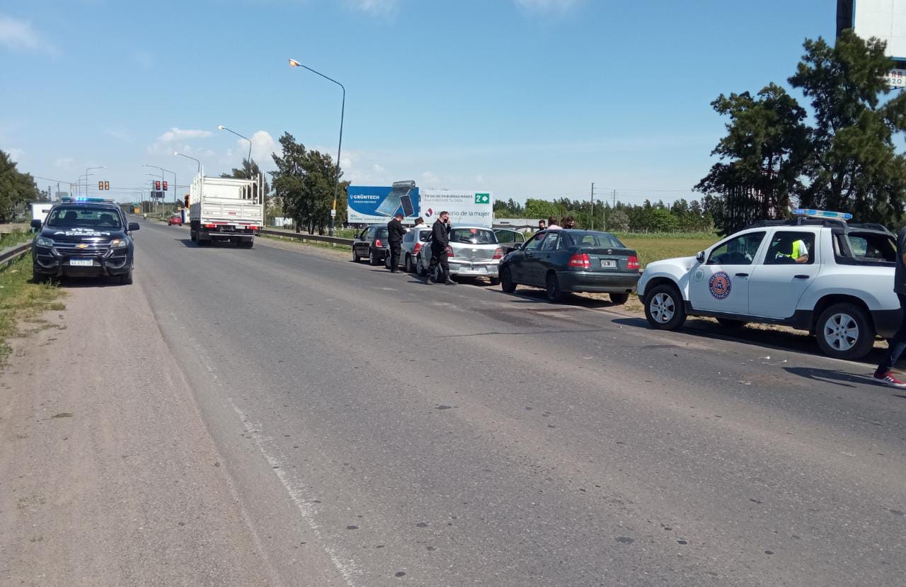 Choque en cadena con cuatro vehículos y una mujer herida